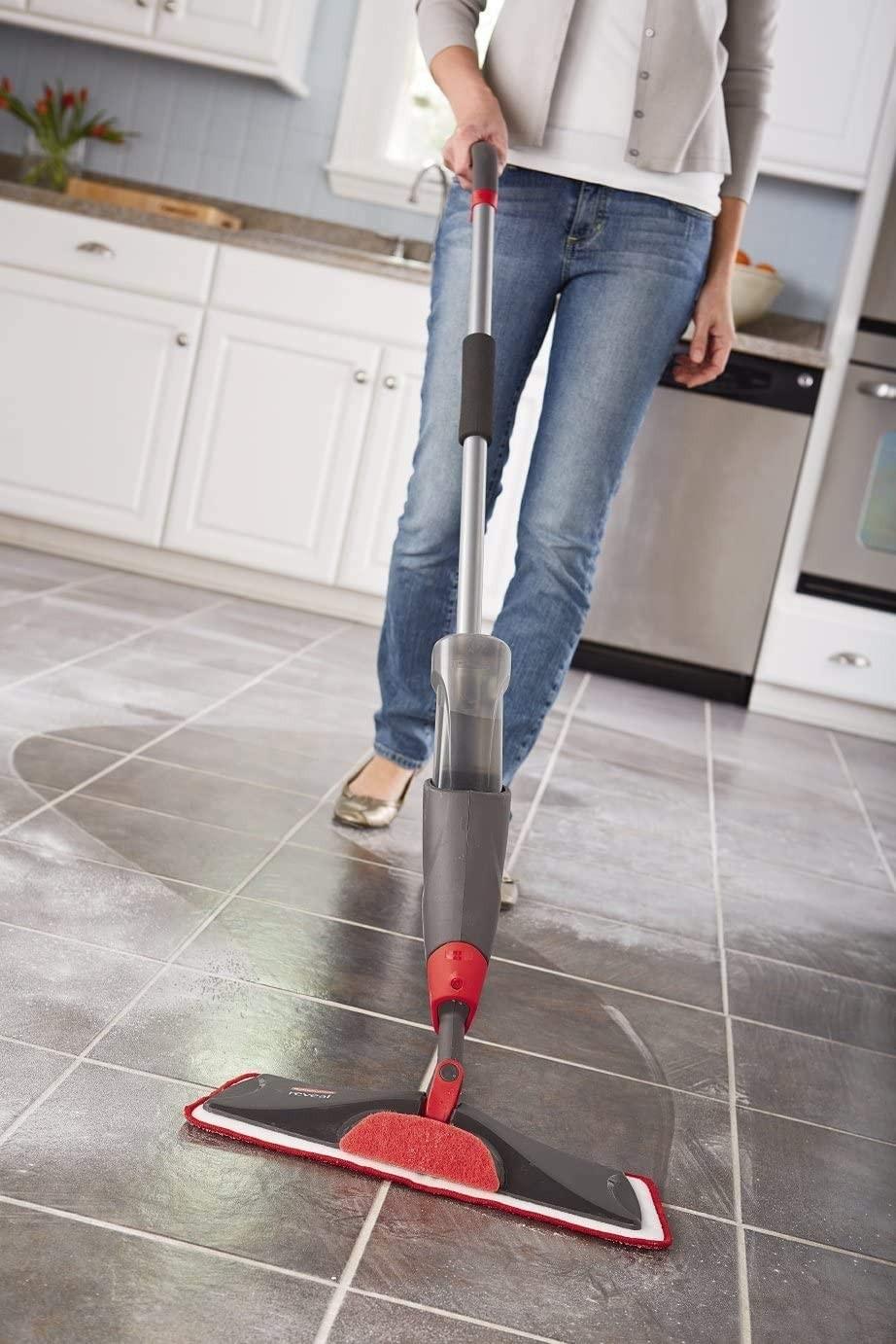 KIT DE LIMPIEZA RUBBERMAID CON MOPA MICROFIBRA Y SPRAY